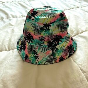 NWOT fun reversible bucket hat!